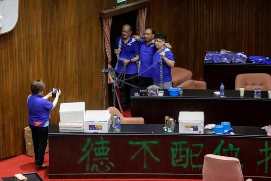 Đài Loan: Hai phe cầm quyền và đối lập ẩu đả tại nghị viện - Ảnh 1.