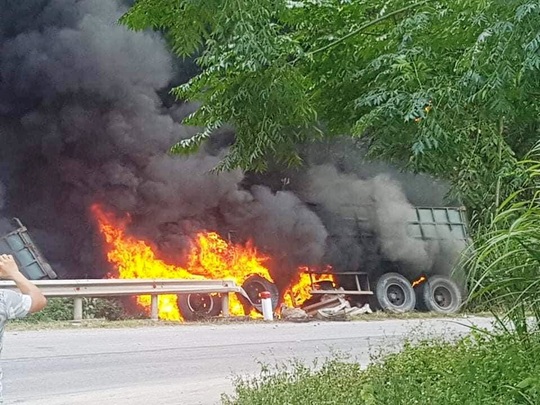 Quảng Bình: Cháy xe container trên Quốc lộ 12, tài xế bỏng nặng - Ảnh 2.