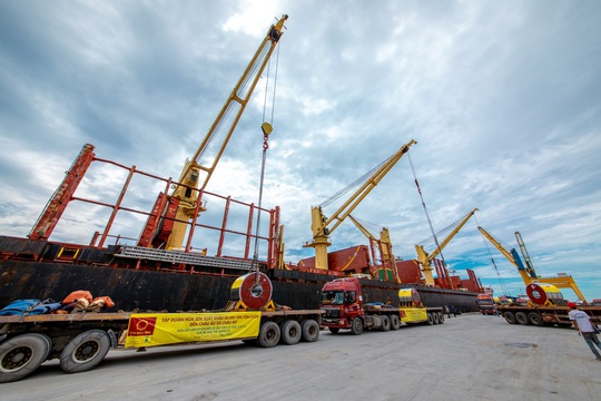 Tập đoàn Hoa Sen xuất khẩu lô hàng 50.000 tấn tôn vào châu Âu và châu Mỹ - Ảnh 1.