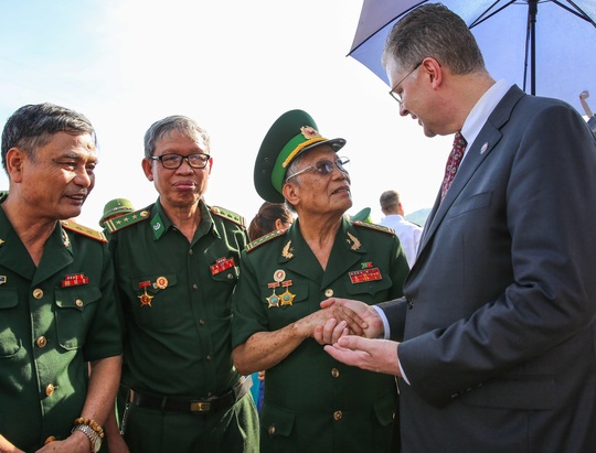 Đại sứ Mỹ thăm cầu Hàm Rồng cùng cựu chiến binh Việt Nam - Ảnh 1.
