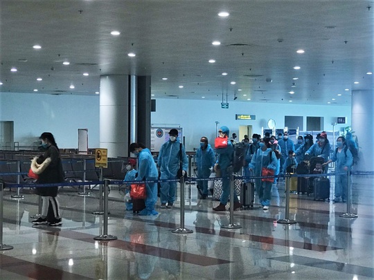Sân bay Nội Bài đón 310 người Việt từ Thụy Điển và Phần Lan về nước - Ảnh 10.