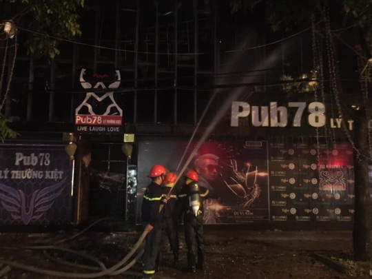 Chùm ảnh quán bar lớn ở TP Vinh bốc cháy ngùn ngụt trong đêm - Ảnh 3.