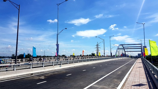NÓNG: Bộ GTVT đồng loạt thông xe 6 cây cầu ở Long An - Ảnh 1.