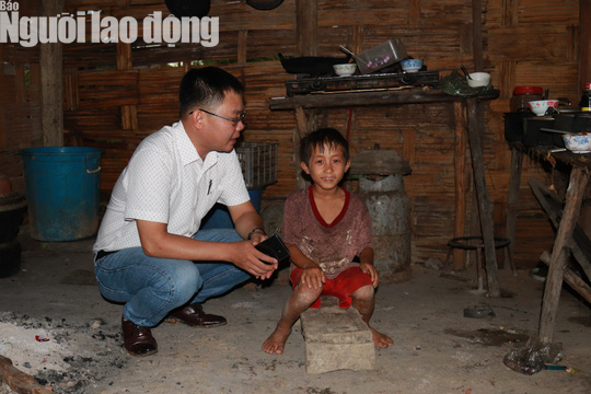 Trưởng Ban Dân tộc tỉnh Đắk Lắk tới nhà 4 em nhỏ ăn cơm nguội với ve sầu - Ảnh 4.
