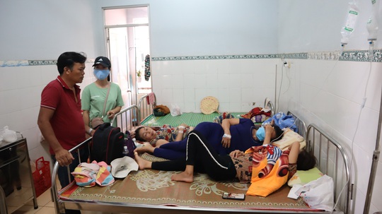 Sau đám cưới 60 bàn tiệc, hơn 100 người nhập viện cấp cứu - Ảnh 1.