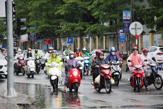 Mưa vàng kéo dài gần 2 giờ, Đà Nẵng tạm giải cơn nóng gắt - Ảnh 4.