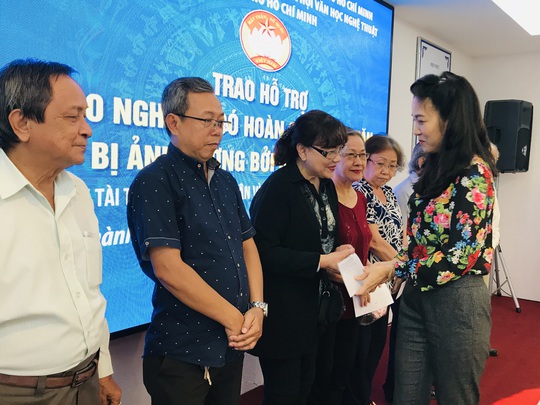 NSƯT Thanh Nguyệt xúc động nhận quà hỗ trợ dịch bệnh Covid-19 - Ảnh 3.