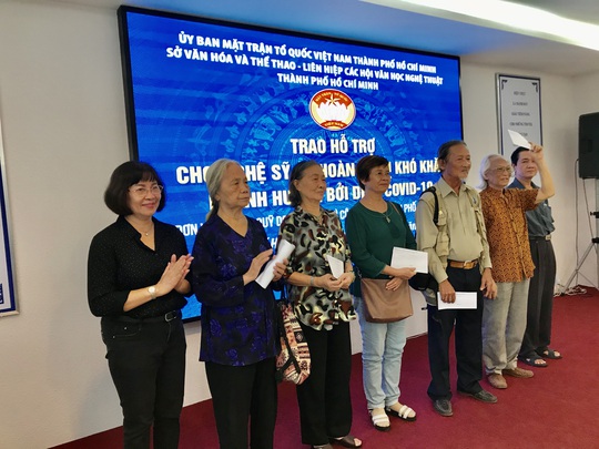 NSƯT Thanh Nguyệt xúc động nhận quà hỗ trợ dịch bệnh Covid-19 - Ảnh 4.