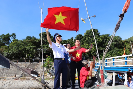 Báo Người Lao Động trao cờ Tổ quốc cho ngư dân Cù Lao Chàm - Ảnh 7.