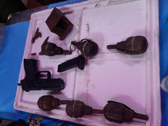 Tự nguyện nộp súng, lựu đạn cho công an tại chợ đầu mối Thủ Đức - Ảnh 4.