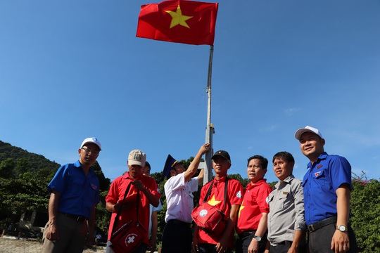 Báo Người Lao Động trao cờ Tổ quốc cho ngư dân Cù Lao Chàm - Ảnh 6.