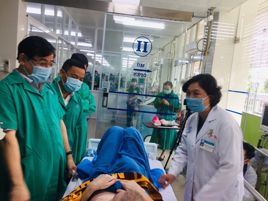 Một chuyên gia nước ngoài mắc Covid-19, phi công người Anh xuất viện về nước - Ảnh 2.