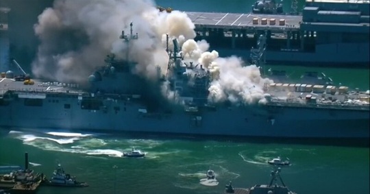 Tàu chiến Mỹ phát nổ và cháy dữ dội ngay tại cảng - Ảnh 6.