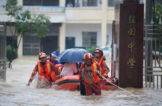 Mưa lớn không dứt, Trung Quốc nâng phản ứng lũ lụt lên mức cao thứ 2 - Ảnh 2.