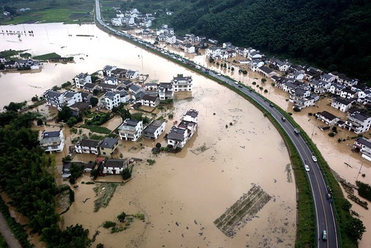 Mưa lớn không dứt, Trung Quốc nâng phản ứng lũ lụt lên mức cao thứ 2 - Ảnh 4.