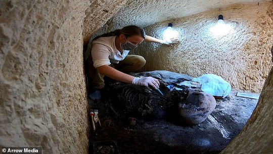 Bí ẩn xác ướp đôi nam nữ phủ vàng, bên nhau 2.000 năm trong đền cổ - Ảnh 1.