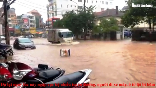Đà Lạt ngập sâu nhiều nơi do trận mưa lớn - Ảnh 3.