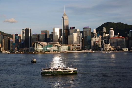 Sốc với thuế thu nhập khủng, nhiều người Trung Quốc tính chuyện rời Hồng Kông - Ảnh 1.