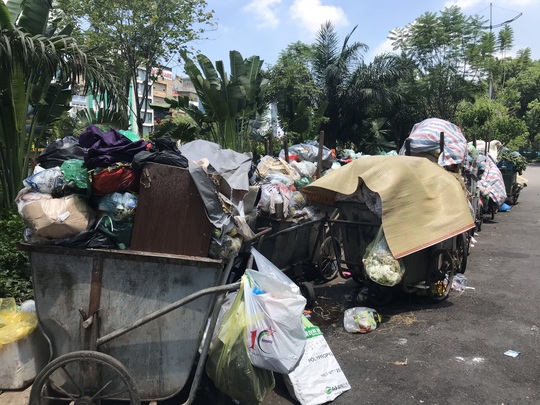Nội đô ngập rác vì dân lại chặn xe vào bãi rác lớn nhất Hà Nội - Ảnh 5.