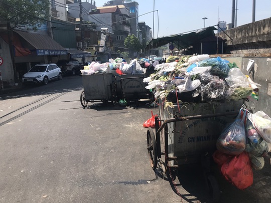 Nội đô ngập rác vì dân lại chặn xe vào bãi rác lớn nhất Hà Nội - Ảnh 3.