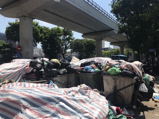 Nội đô ngập rác vì dân lại chặn xe vào bãi rác lớn nhất Hà Nội - Ảnh 2.
