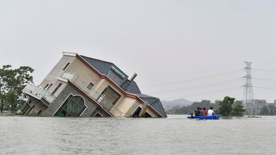 Lũ lụt chưa qua, Trung Quốc lại đau đầu vì nắng nóng - Ảnh 1.