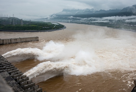 Nỗi lo nối dài bởi nước lũ trên sông Dương Tử, đập Tam Hiệp mở 3 cửa xả - Ảnh 1.