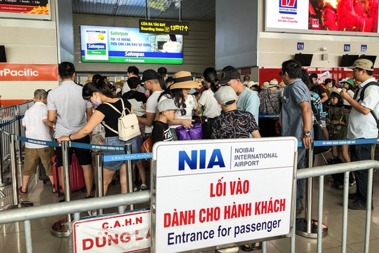 CLIP: Hành khách đông nghẹt, vật vờ chờ đợi ở sân bay Nội Bài trong mùa du lịch - Ảnh 6.