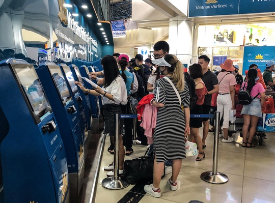 CLIP: Hành khách đông nghẹt, vật vờ chờ đợi ở sân bay Nội Bài trong mùa du lịch - Ảnh 8.