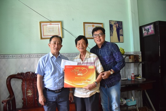 Mai Vàng nhân ái đến thăm nghệ sĩ Mai Trần và ảo thuật gia Trần Bình - Ảnh 3.
