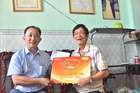 Mai Vàng nhân ái đến thăm nghệ sĩ Mai Trần và ảo thuật gia Trần Bình - Ảnh 2.