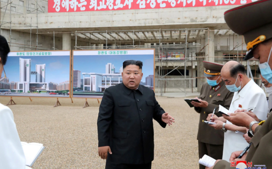 Ông Kim Jong-un sa thải nhóm quan chức ép dân đóng góp - Ảnh 1.