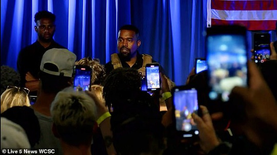 Rapper Kanye West bật khóc trong buổi vận động tranh cử tổng thống - Ảnh 2.