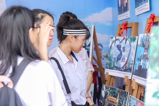 Trưng bày 300 bức ảnh về công cuộc xây dựng, bảo vệ chủ quyền biển, đảo Việt Nam - Ảnh 4.