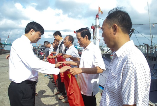 Báo Người Lao Động trao tặng 2.000 lá cờ Tổ quốc cho ngư dân Thanh Hóa - Ảnh 21.