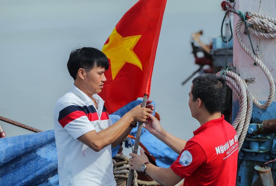 Báo Người Lao Động trao tặng 2.000 lá cờ Tổ quốc cho ngư dân Thanh Hóa - Ảnh 18.