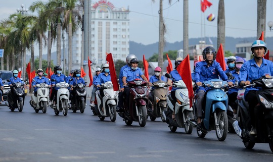 Báo Người Lao Động trao tặng 2.000 lá cờ Tổ quốc cho ngư dân Thanh Hóa - Ảnh 14.