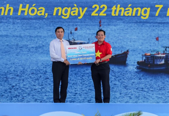 Ngư dân Thanh Hóa xúc động nhận cờ Tổ quốc - Ảnh 3.