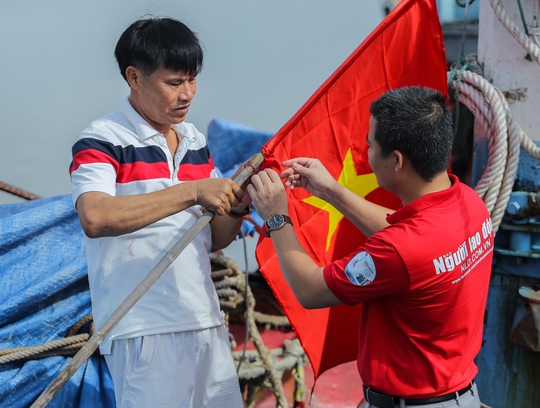Ngư dân Thanh Hóa xúc động nhận cờ Tổ quốc - Ảnh 16.