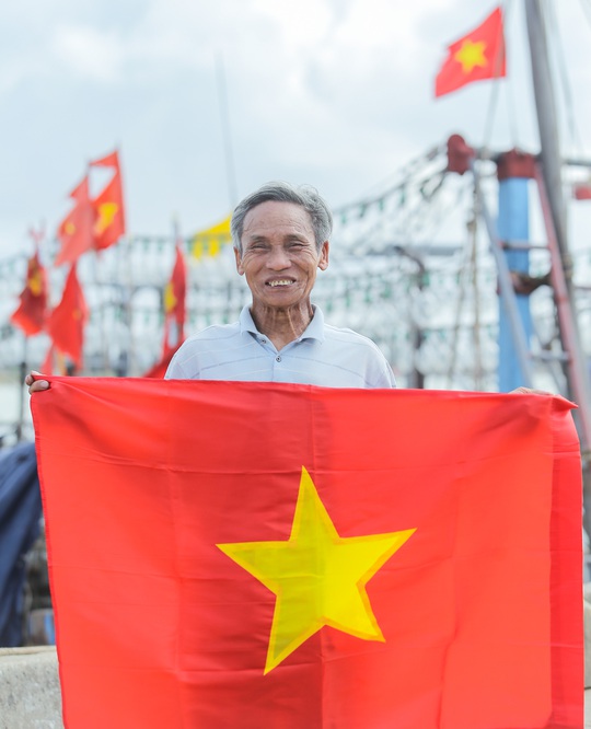 Ngư dân Thanh Hóa xúc động nhận cờ Tổ quốc - Ảnh 11.