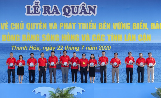 Ngư dân Thanh Hóa xúc động nhận cờ Tổ quốc - Ảnh 6.
