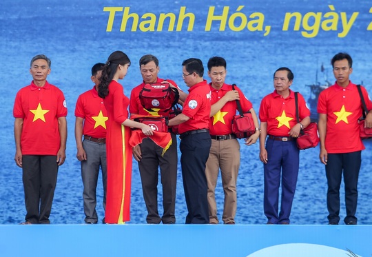 Ngư dân Thanh Hóa xúc động nhận cờ Tổ quốc - Ảnh 5.