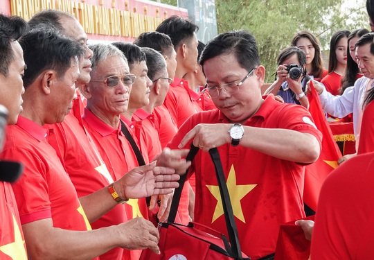 Ngư dân Thanh Hóa xúc động nhận cờ Tổ quốc - Ảnh 4.