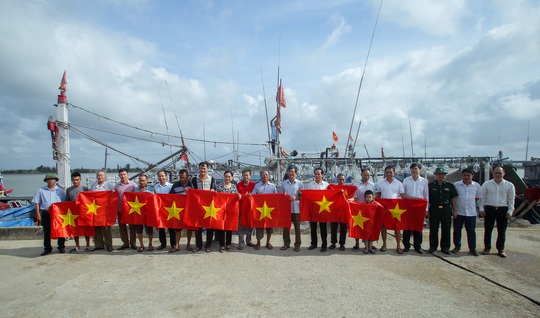 Ngư dân Thanh Hóa xúc động nhận cờ Tổ quốc - Ảnh 9.