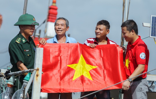 Ngư dân Thanh Hóa xúc động nhận cờ Tổ quốc - Ảnh 14.