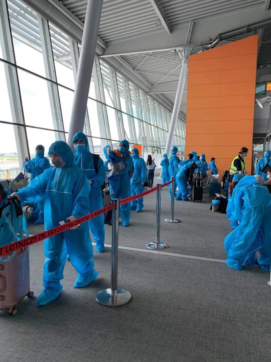 Sân bay Đà Nẵng đón hơn 270 người Việt từ châu Âu về nước - Ảnh 2.