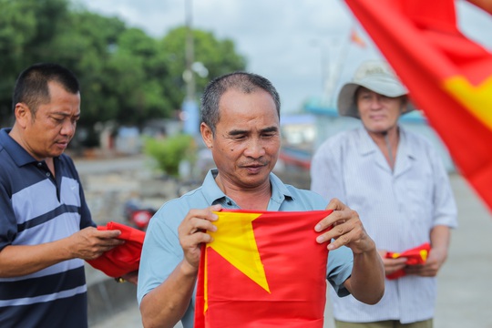 Ngư dân Thanh Hóa xúc động nhận cờ Tổ quốc - Ảnh 13.