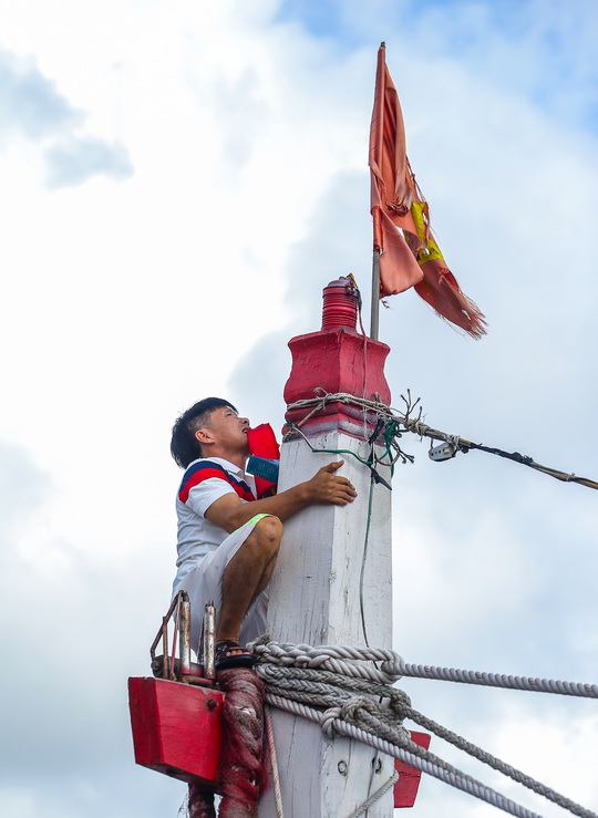 Ngư dân Thanh Hóa xúc động nhận cờ Tổ quốc - Ảnh 15.