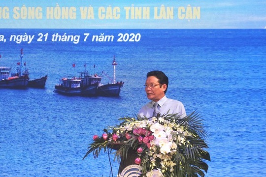 Báo Người Lao Động trao tặng 2.000 lá cờ Tổ quốc cho ngư dân Thanh Hóa - Ảnh 17.