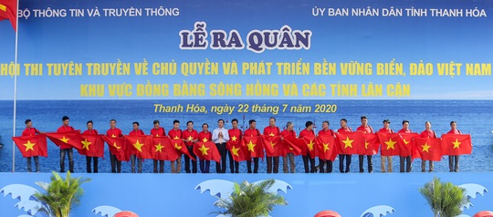 Báo Người Lao Động trao tặng 2.000 lá cờ Tổ quốc cho ngư dân Thanh Hóa - Ảnh 1.